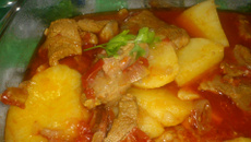 Bifinhos com cebolada em caldeirada