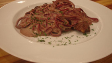 Bife acebolado com molho à Argentina