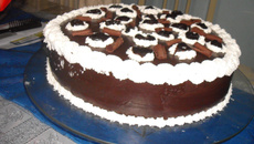 Bolo de chocolate com ameixa