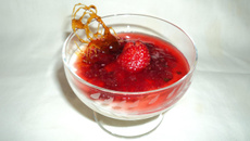 Flan de baunilha com calda de morango e vinho do porto