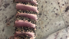 Atum em crosta de gergelim