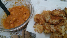 Kartoffelpuffer com molho cheddar com bacon