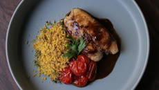 Posta de Robalo com Molho de Tucupi Preto e Farofa Crocante com Tomate Confit