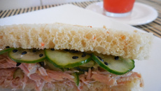 Sanduíche de filé de atum e salada de pepino (sunomono)