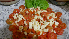 Salada de tomate e queijo minas