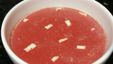 Sopa de beterraba com gorgonzola e gengibre