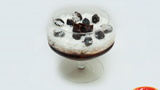 Creme gemado com doce de ameixa - Áurea