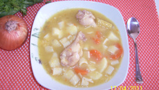 Caldo de mandioquinha com coxinha de frango, legumes e macarrão