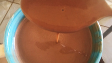 Chocolate quente de achocolatado com flocos crocantes