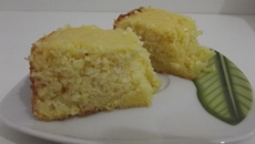 Bolo de fubá com queijo e coco