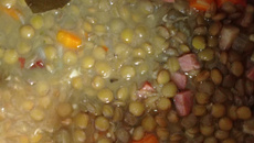 Lentilha com linguiça calabresa e bacon