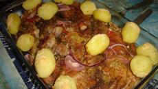 Atum ao forno com batatas gratinadas