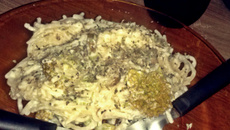 Espaguete ao molho de polenguinho com brócolis da Nay