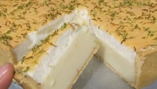 Torta de limão com queijo ralado