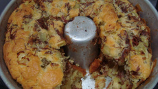 Bolo salgado de carne seca e provolone