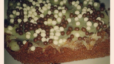 Bolo de chocolate com branquinho