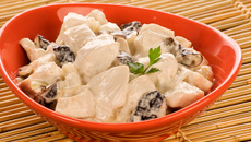 Cubos de frango com ameixa