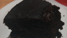Bolo mega preto de chocolate