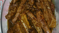 Costelinha de porco ao molho de laranja e cerveja