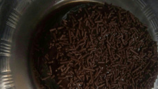 Bolo de leite em pó com chocolate na caneca