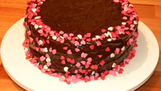 Bolo recheado de chocolate e cobertura ganache