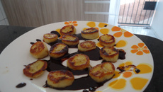 Banana frita com calda de chocolate