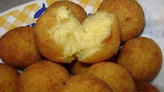Bolinho de milho recheado com queijo parmesão