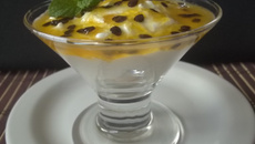 Suspiros com chantilly e calda de maracujá