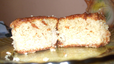 Bolo de banana batido na mão