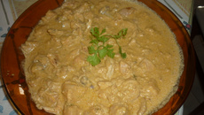 Estrogonofe de frango com coxa e sobrecoxa