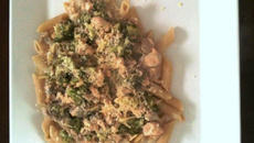 Penne ao molho de salmão aos quatro queijos