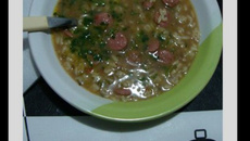 Sopa de feijão com macarrão de letrinhas e linguiça