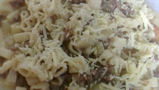 Sopa de macarrão com carne moída e legumes