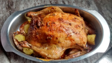 Frango assado recheado com farofa de miúdo