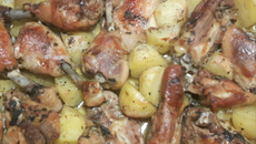 Frango assado com batatas e ervas finas