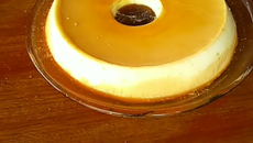 Pudim de maria-mole com calda de caramelo