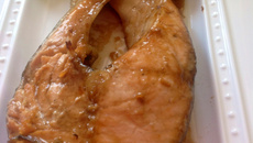 Salmão com açúcar mascavo e molho inglês