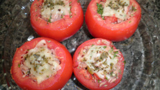 Tomates recheados com atum defumado