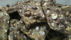 Pé-de-moleque com leite condensado