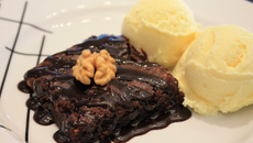 Brownie de chocolate com sorvete de coco