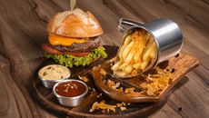 Hambúrguer caseiro com batata frita