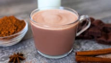 Chocolate quente de micro-ondas simples e barato com achocolatado e maisena