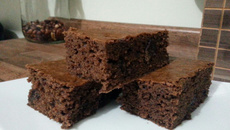 Bolo de amendoim e cacau com gotas de chocolate