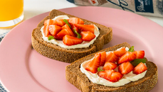 Toast de creme de queijo e morangos frescos