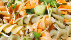 Salada de macarrão fusilli