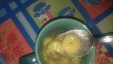 Banana caramelizada da caneca no micro-ondas