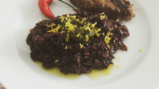 Risoto de arroz preto com molho de limão siciliano