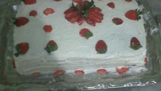 Bolo de coco com morango da Mila