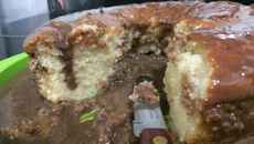 Bolo de limão com calda de chocolate