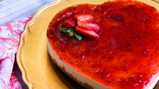 Cheesecake de morango fácil para um doce romântico que vai impressionar a namorada ou o namorado